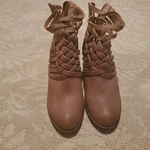 Arizona Olympia Booties size 6